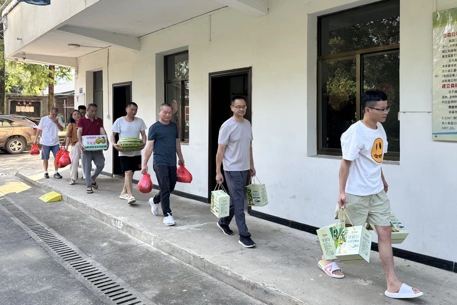 慰問(wèn)關(guān)懷丨金森公司開(kāi)展“防暑降溫送清涼”走訪(fǎng)慰問(wèn)活動(dòng)